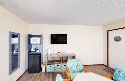 Bandon House | Retro-chic room near beach with fast WiFI - walk to downtown shops & eateries