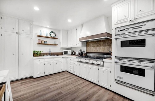 Thousand Oaks House | Retro Cottage, Hot Tub, Putting Green, walk to all