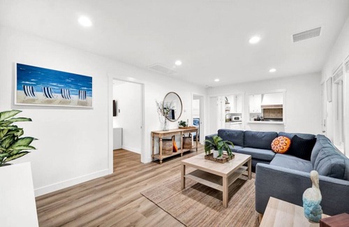 Thousand Oaks House | Retro Cottage, Hot Tub, Putting Green, walk to all