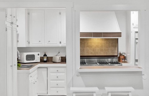 Thousand Oaks House | Retro Cottage, Hot Tub, Putting Green, walk to all