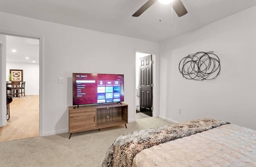 Austell House | Retro Cumberland 2-Story Hangout near Six Flags