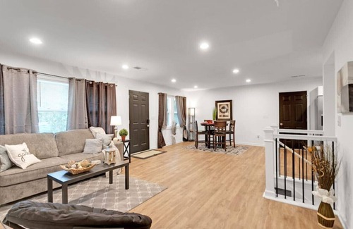 Austell House | Retro Cumberland 2-Story Hangout near Six Flags