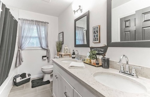 Austell House | Retro Cumberland 2-Story Hangout near Six Flags