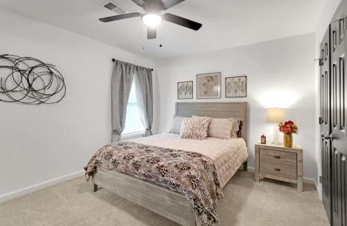 Austell House | Retro Cumberland 2-Story Hangout near Six Flags