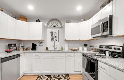 Austell House | Retro Cumberland 2-Story Hangout near Six Flags