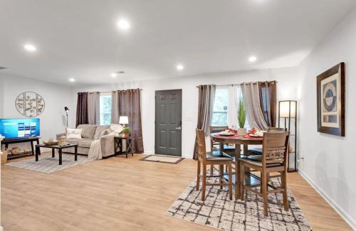 Austell House | Retro Cumberland 2-Story Hangout near Six Flags