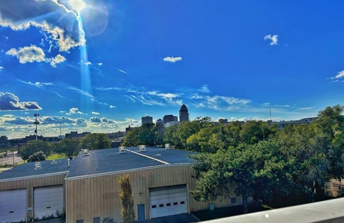 Downtown Des Moines Apartment | Retro Elegant Studio (136)