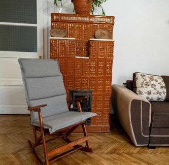 Centrul Vechi House | Retro Green Cottage with a Barkyard - Pet Friendly