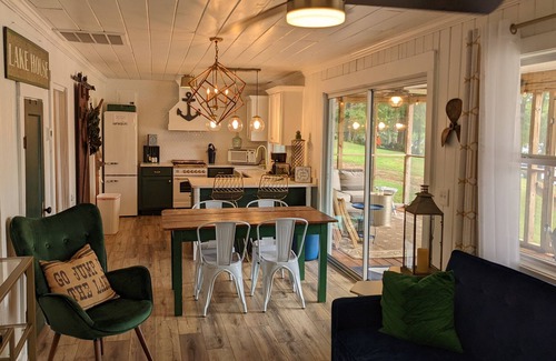 Jacksons' Gap Cabin | Retro Lakeside Retreat - tranquil and welcoming
