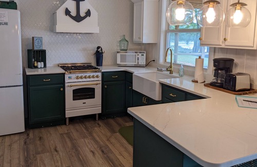 Jacksons' Gap Cabin | Retro Lakeside Retreat - tranquil and welcoming