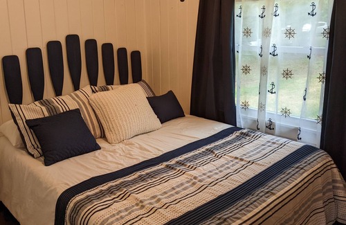Jacksons' Gap Cabin | Retro Lakeside Retreat - tranquil and welcoming