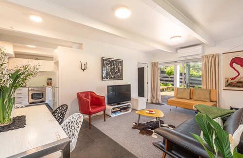 Mount Pleasant House | Retro living - with an edge