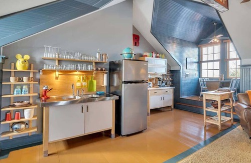 Faubourg Marigny Bed & Breakfast | Retro Loft | Walk-in Shower | Pool & Balcony