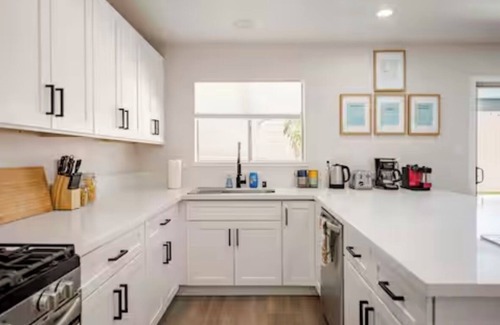 Summerlin House | Retro Modern Oasis Pool Golf