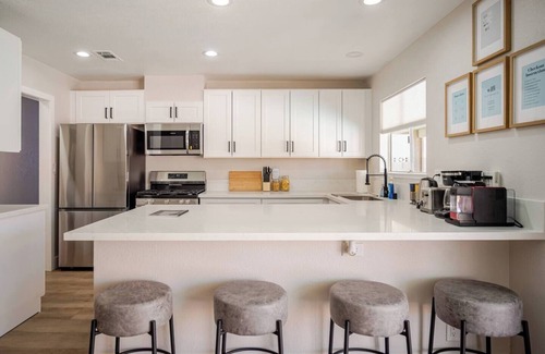Summerlin House | Retro Modern Oasis Pool Golf
