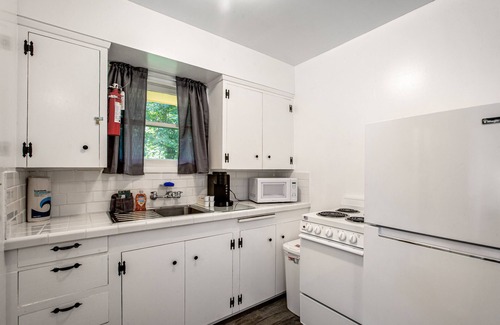 Nahcotta House | Retro motel suite near the bayshore with firepit & WiFi