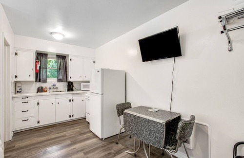 Nahcotta House | Retro motel suite near the bayshore with firepit & WiFi
