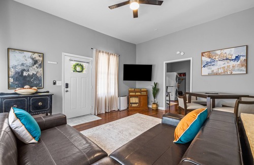 Downtown Apartment | Retro Raleigh Downtown Flat Unit B~EV Chargers