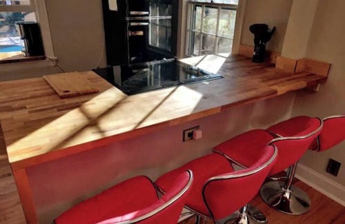 East Raleigh House | Retro Retreat | Near Heart of Downtown | King
