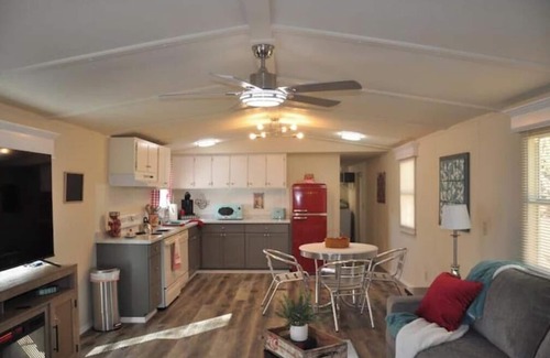 Lebanon House | Retro Retreat