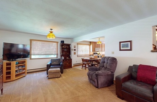 Gunnison House | Retro Retreat - Warm & Cozy