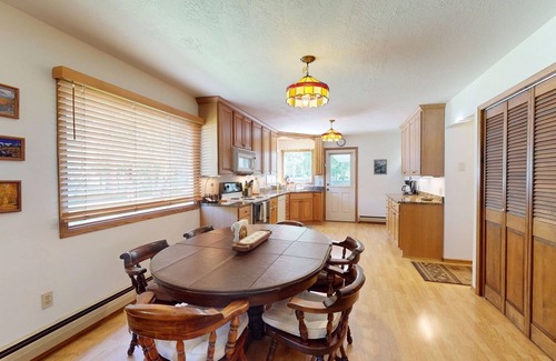 Gunnison House | Retro Retreat - Warm & Cozy