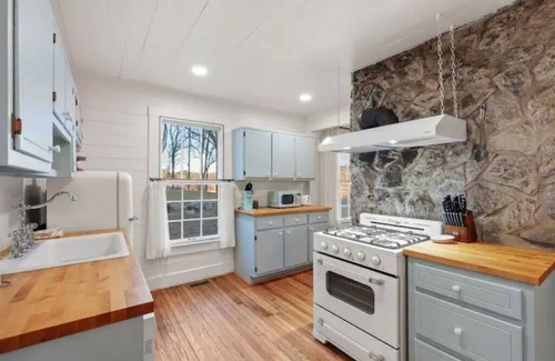 Suches Cottage | Retro Rock Cottage- Private Toccoa River Retreat