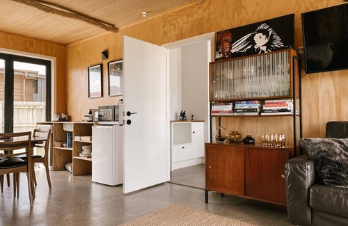 Matarangi House | Retro Style Beach Retreat - Matarangi Holiday Unit