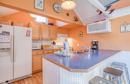 Lincoln City House | Retro-Surf Family Fun With Spacious Yard, Hot Tub, and Allows Dogs!