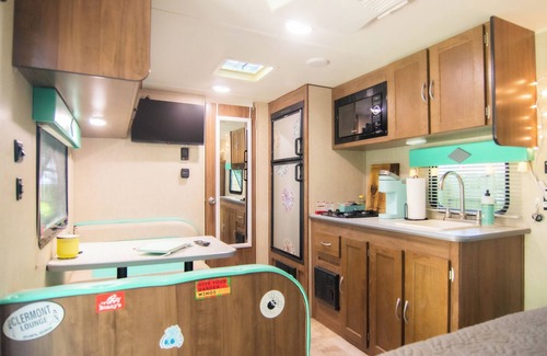 North Charleston House | Retro themed camper 15 minutes from downtown, 25 minutes from beaches.