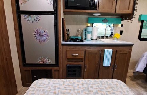 North Charleston House | Retro themed camper 15 minutes from downtown, 25 minutes from beaches.