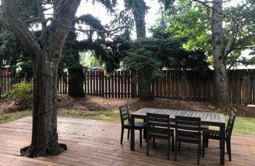 Hood River House | Retro West Near Indian Creek Golf Course - 30 day minimum home