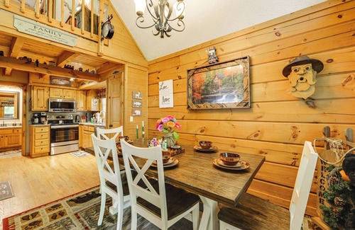 Gatlinburg - Pigeon Forge Cabin | Return to Eden Cabin w/Hot Tub: 4 Mi to Dollywood