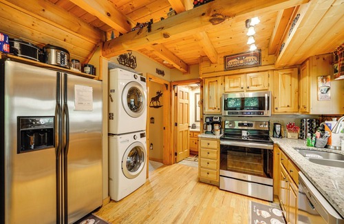 Gatlinburg - Pigeon Forge Cabin | Return to Eden Cabin w/Hot Tub: 4 Mi to Dollywood