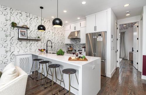 Katie Hill Neighborhood House | Revival-Rooftop Deck/Hot Tub-Mins to Broadway