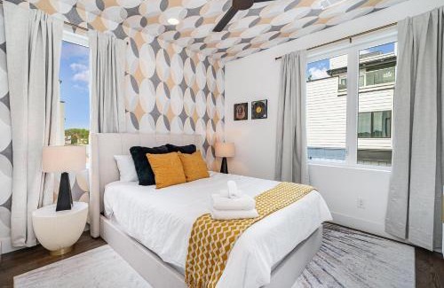 Katie Hill Neighborhood House | Revival-Rooftop Deck/Hot Tub-Mins to Broadway