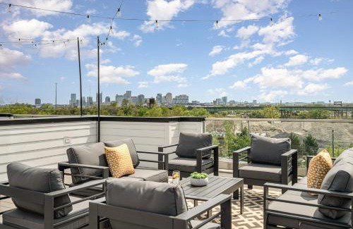 Katie Hill Neighborhood House | Revival-Rooftop Deck/Hot Tub-Mins to Broadway