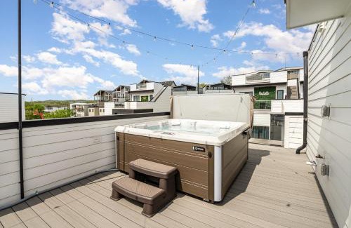 Katie Hill Neighborhood House | Revival-Rooftop Deck/Hot Tub-Mins to Broadway
