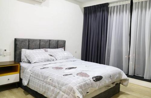 Bandar Tun Razak Apartment | REVO at AURORA PLACE, Pavilion 2, 5 Minutes To AXIATA ARENA BUKIT JALIL FREE WIFI by De Harlequins Guesthouse