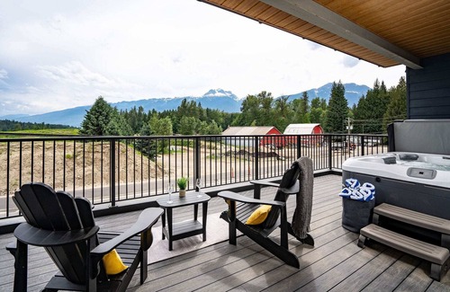 Revelstoke Condo | Revy's Peak Condo - Hot Tub with View