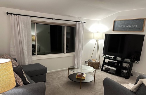 Cheektowaga Apartment | Rex's Flat near the Buffalo Airport