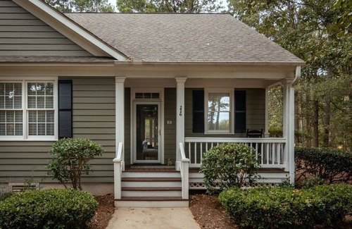 Lake Oconee House | Reynolds Lake Oconee Golf Cottage on Great Waters 8th tee.