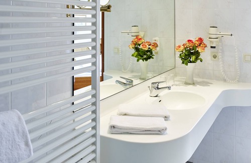Kaltenengers Hotel | Rheinhotel LARUS