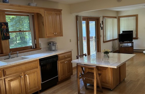 Staatsburg House | Rhinebeck Romantic Retreat! Private Guest House, Sky Lights, Spacious.