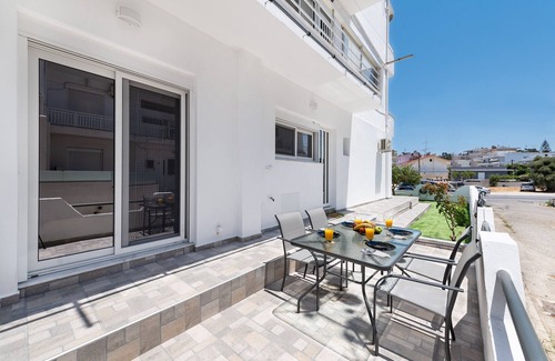 Petaloudes Apartment | Rhodes Rose flat with garden and jacuzzi