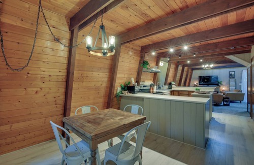 Mount Hood Village Cabin | Rhododendron Family Cabin: Hot Tub & Deck!