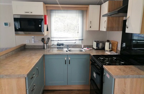 St Leonards-On-Sea Apartment | Rhodown - sun on the terrace all round