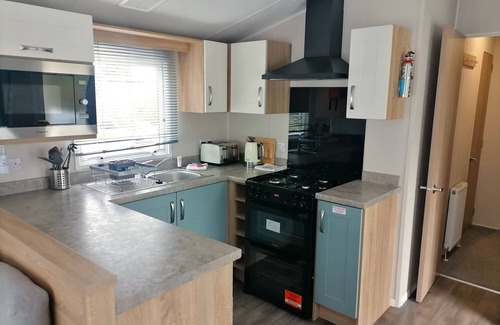 St Leonards-On-Sea Apartment | Rhodown - sun on the terrace all round