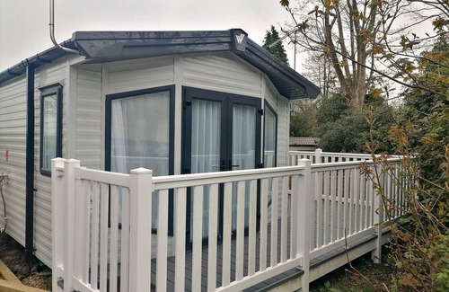 St Leonards-On-Sea Apartment | Rhodown - sun on the terrace all round