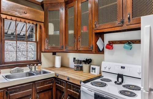 Bristol House | Rhythm & Roots Private 1BR Home Near Downtown